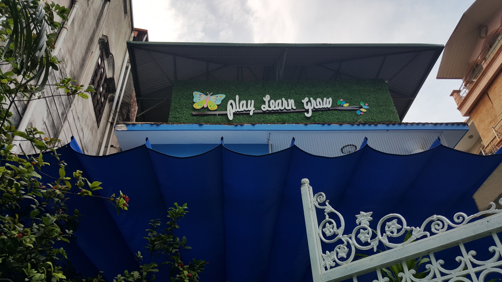 Địa chỉ cung cấp mái hiên mái xếp giá rẻ tại Quận 7 - HCM